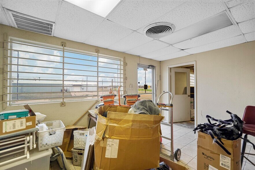 More Photos Of 2001 I-30 E, Greenville Light Manufacturing For Sale