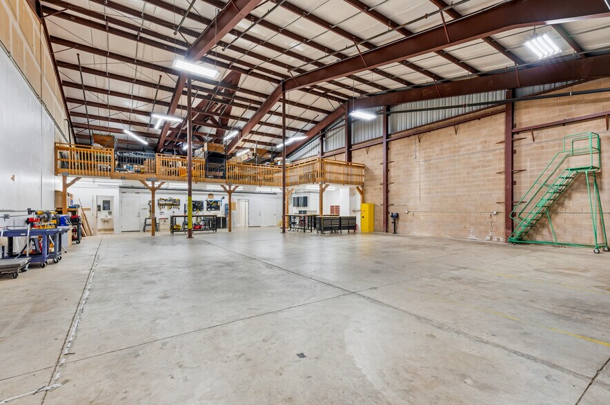 More Photos Of 17278-17310 Cattle Dr, Penn Valley Warehouse For Lease