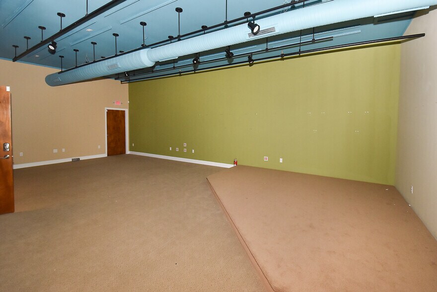More Photos Of 400 Chapel Rd, South Windsor Light Manufacturing For Sale