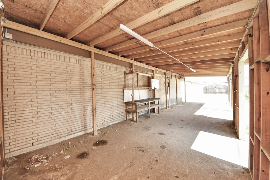 More Photos Of 2001 John St, Pasadena Office For Sale