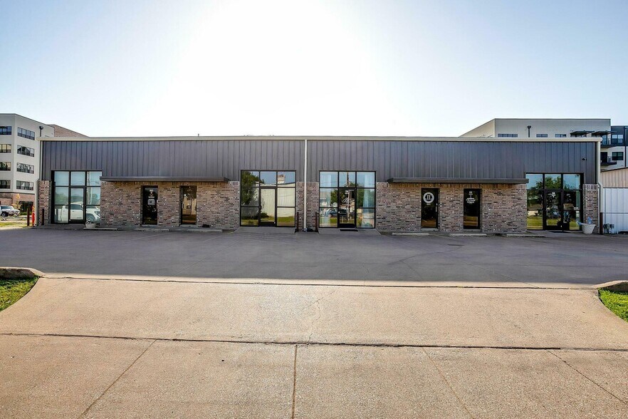 More Photos Of 138 N Wilson St, Burleson Showroom For Lease
