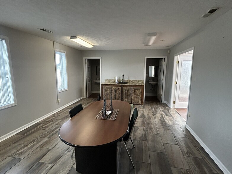 More Photos Of 188 Cal Batsel Rd, Bowling Green Office For Sale
