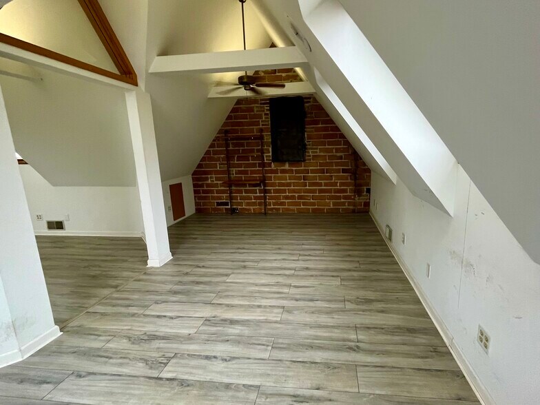 More Photos Of 2345 W University Ave, Saint Paul Warehouse For Lease