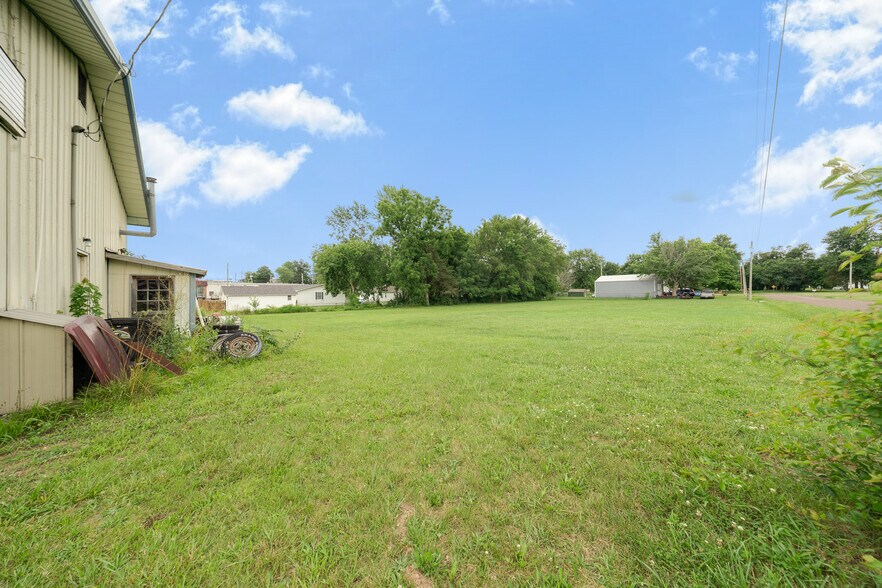 More Photos Of 305 W Scenic Rivers Blvd, Salem Flex For Sale