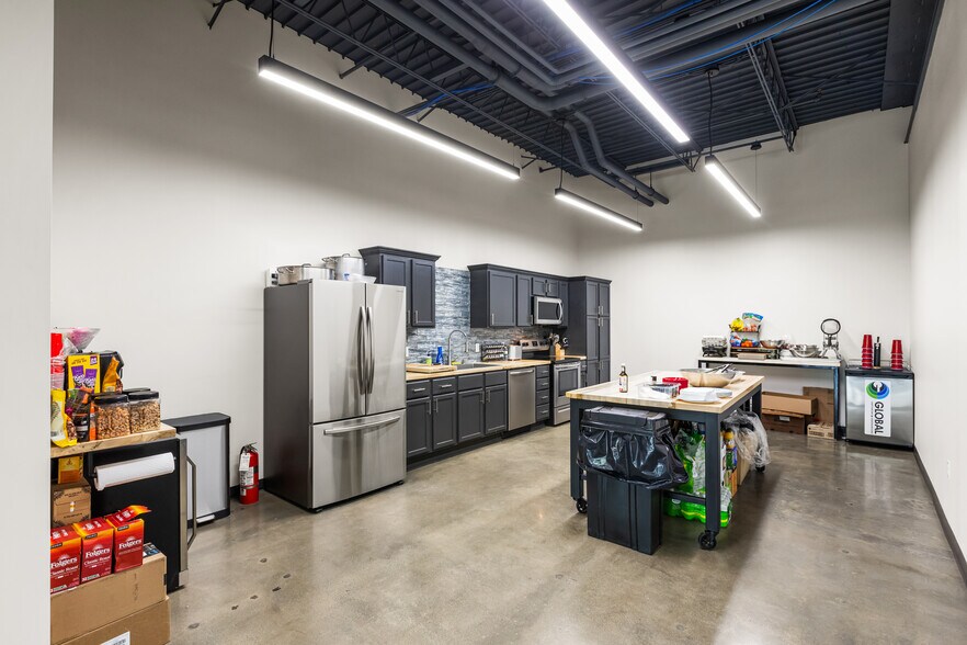 More Photos Of 1217 W 12th St, Kansas City Flex For Lease