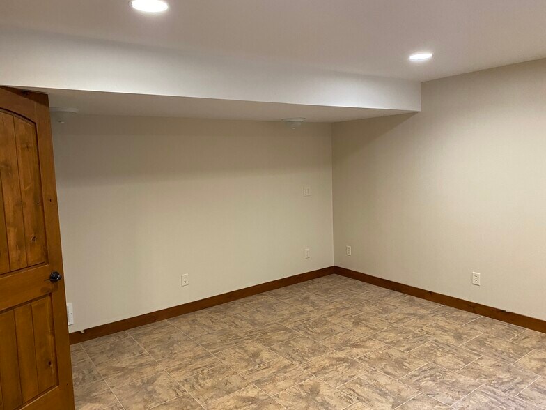 More Photos Of 803 Fairfax St, Altoona Office For Lease