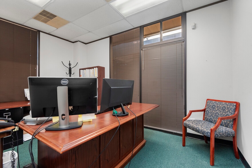 More Photos Of 1214 Stonehollow Dr, Kingwood Office For Sale