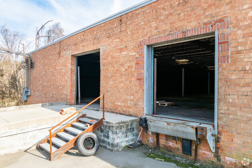More Photos Of 1415 S Elm St, High Point Warehouse For Sale