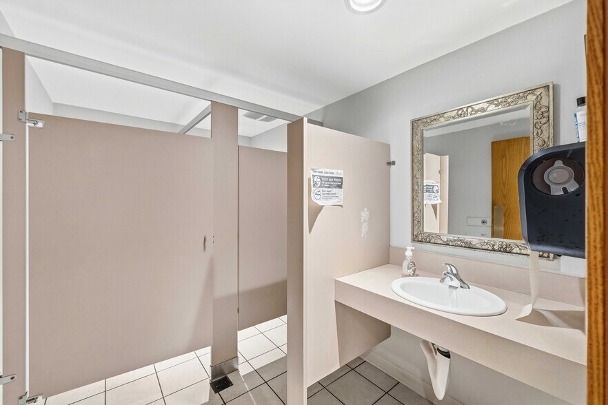 More Photos Of 171 S Broadway, Coos Bay General Retail For Sale