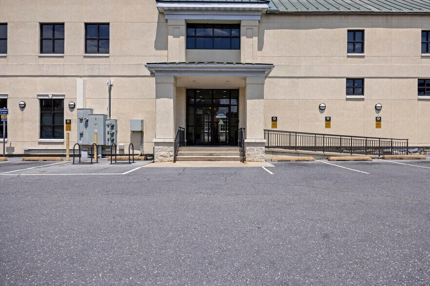 More Photos Of 90 N Main St, Harrisonburg Office For Sale