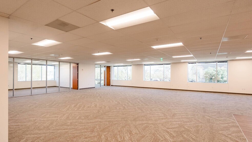 More Photos Of 9601 Amberglen Blvd, Austin Office For Lease