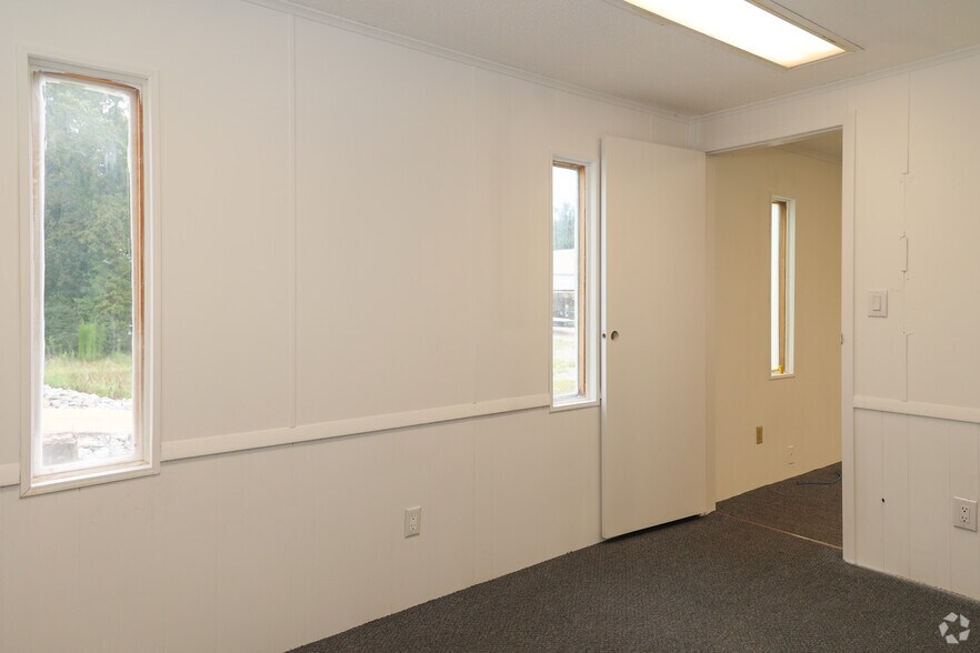 More Photos Of 6645 Denver Industrial Park Rd, Denver Warehouse For Lease