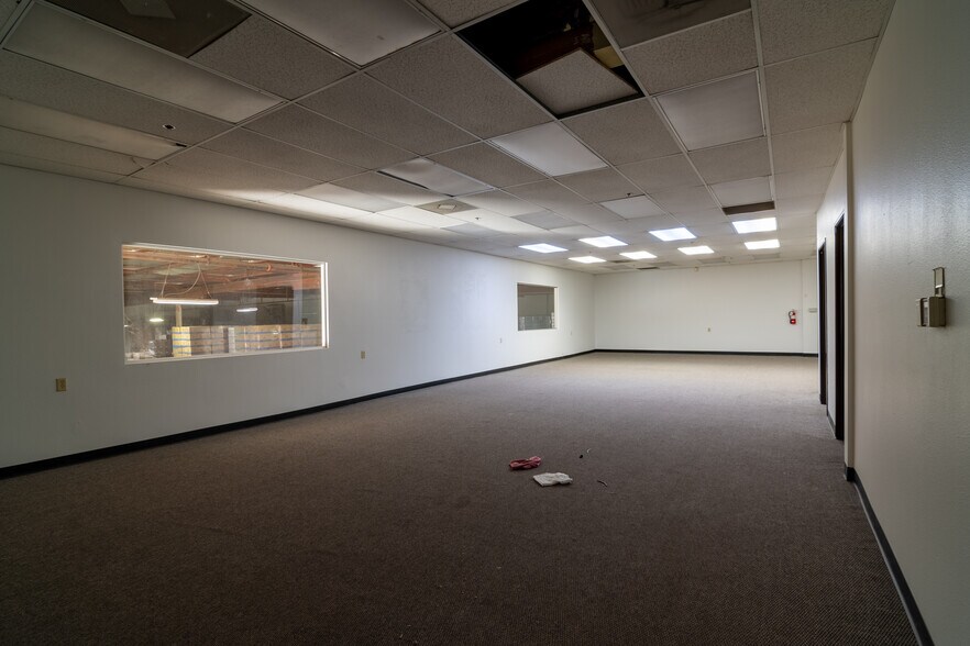 More Photos Of 8321 De Celis Pl, North Hills Warehouse For Lease