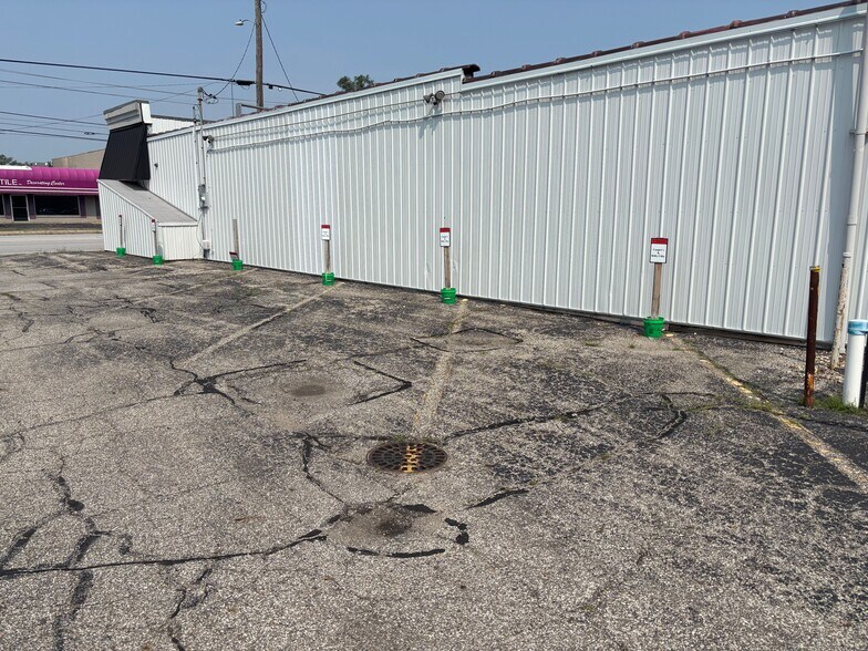 More Photos Of 202 Dixie Way N, South Bend Freestanding For Sale