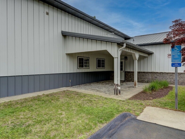 More Photos Of 1 Northgate Dr, Windsor Locks Warehouse For Lease