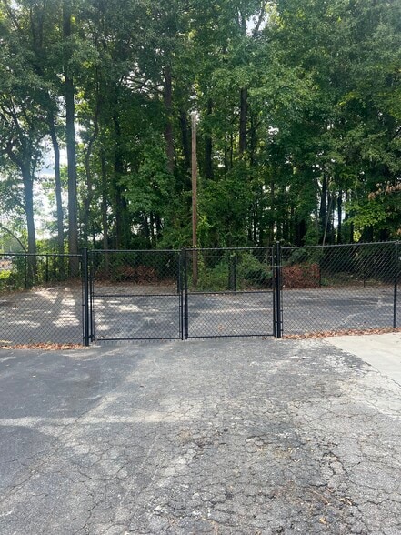 More Photos Of 314 Glynn St N, Fayetteville Service For Lease