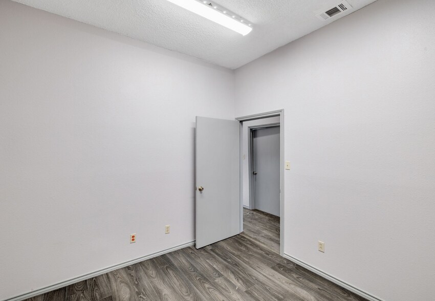 More Photos Of 1619 W Irving Blvd, Irving Loft Creative Space For Lease