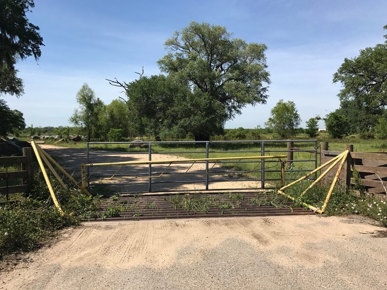More Photos Of 0 Hwy 35, Angleton Land For Lease