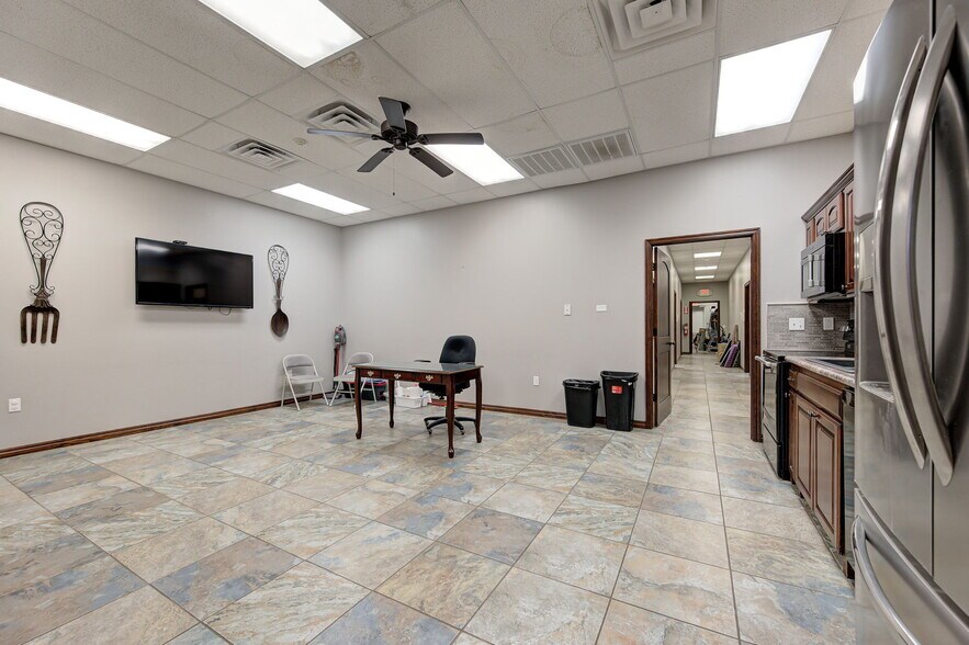 More Photos Of 6308 NW 39th Expy, Bethany Freestanding For Sale