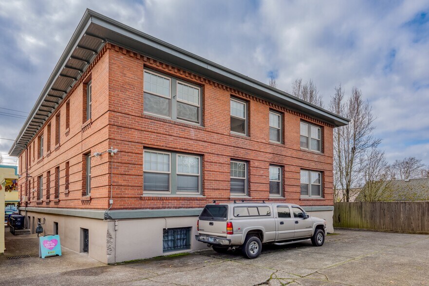More Photos Of 4025 SE Hawthorne Blvd, Portland Apartments For Sale