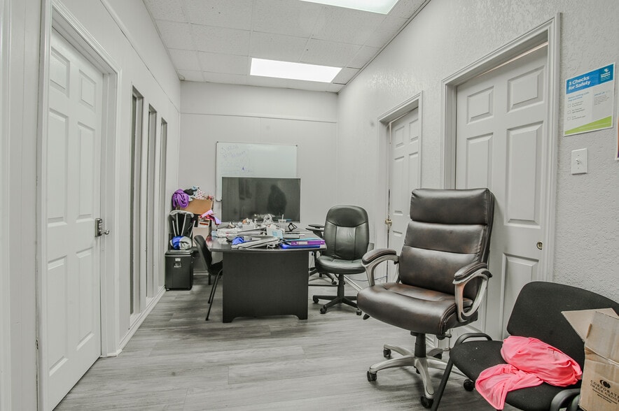 More Photos Of 1824 26th St, Snyder Office For Sale