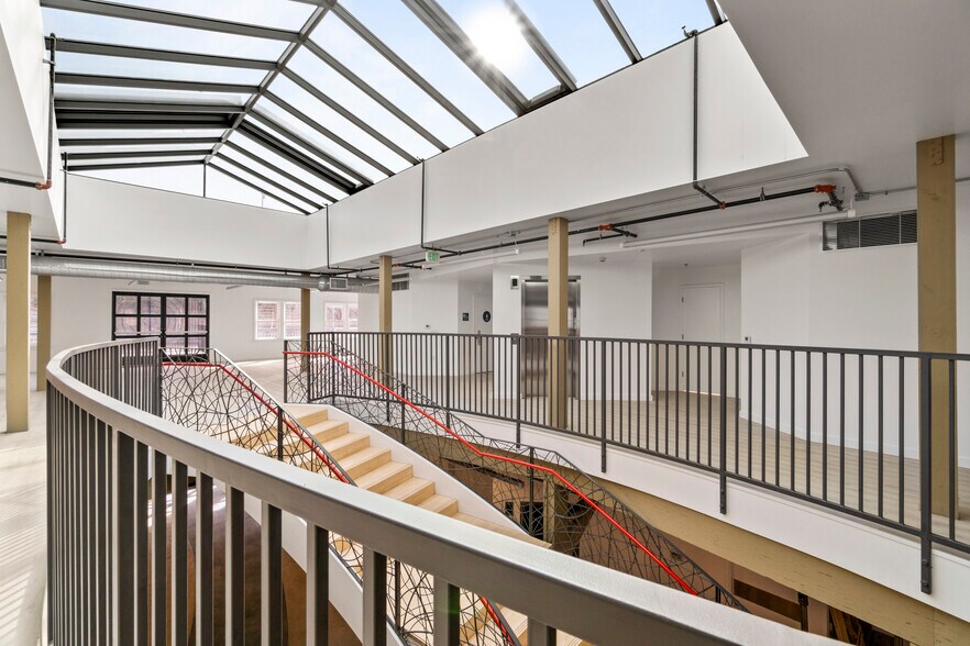 More Photos Of 1605 Ocean Front Walk, Santa Monica Storefront For Lease