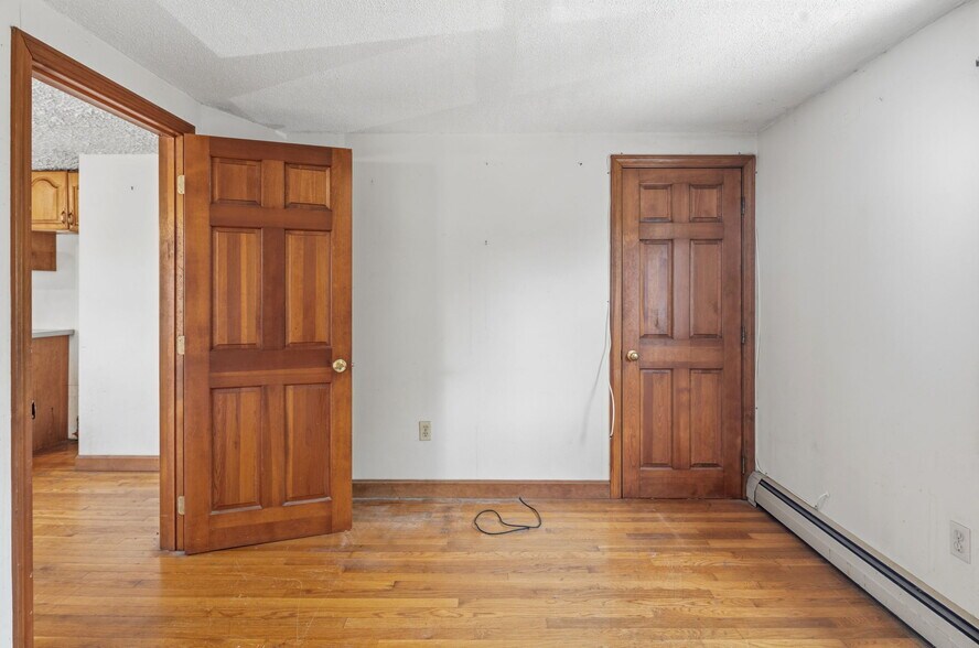 More Photos Of 400 Thames St, Bristol Multifamily For Sale