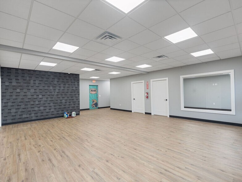 More Photos Of 2216 N Timberland Dr, Lufkin Industrial For Lease