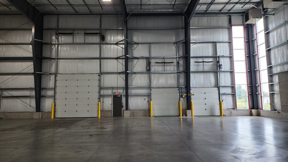 More Photos Of 2801 W Evergreen Dr, Appleton Warehouse For Lease