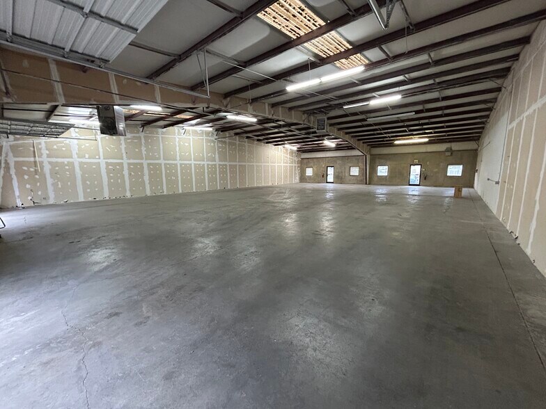 More Photos Of 7401 Adrianne Pl, Bartlett Light Manufacturing For Lease