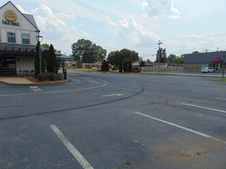 More Photos Of 400 Avalon Ave, Muscle Shoals Restaurant For Sale