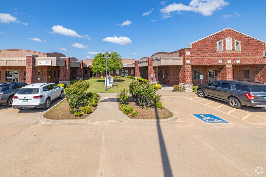 More Photos Of 1401 S Douglas Blvd, Midwest City Office For Sale