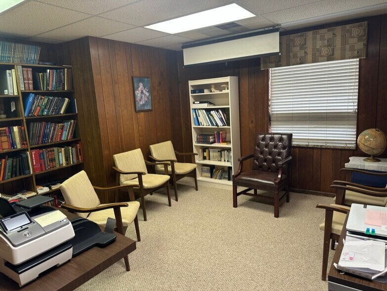 More Photos Of 2708 McGraw Dr, Bloomington Medical For Sale