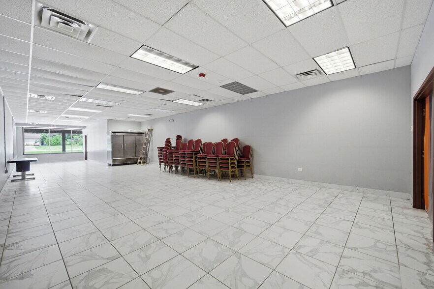 More Photos Of 944 E Roosevelt Rd, West Chicago Storefront For Lease