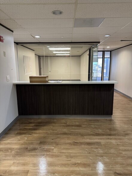 More Photos Of 7324 Southwest Fwy, Houston Office For Lease