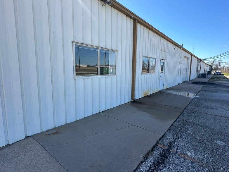 More Photos Of 1705 Industrial blvd, Brenham Warehouse For Lease