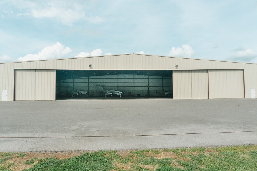 Primary Photo Of 276 Doug Warpoole Rd, Smyrna Airplane Hangar For Sale