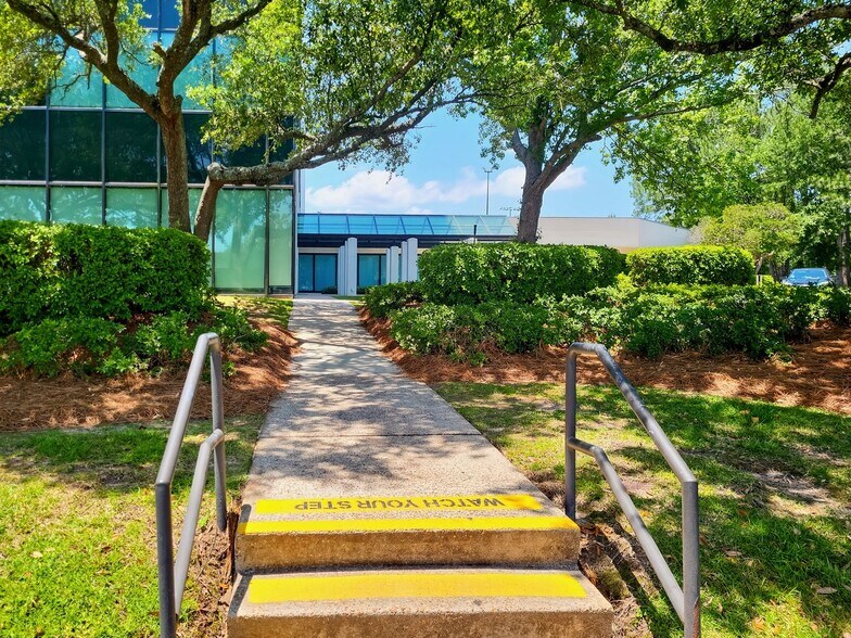 More Photos Of 1110 Montlimar Dr, Mobile Coworking Space