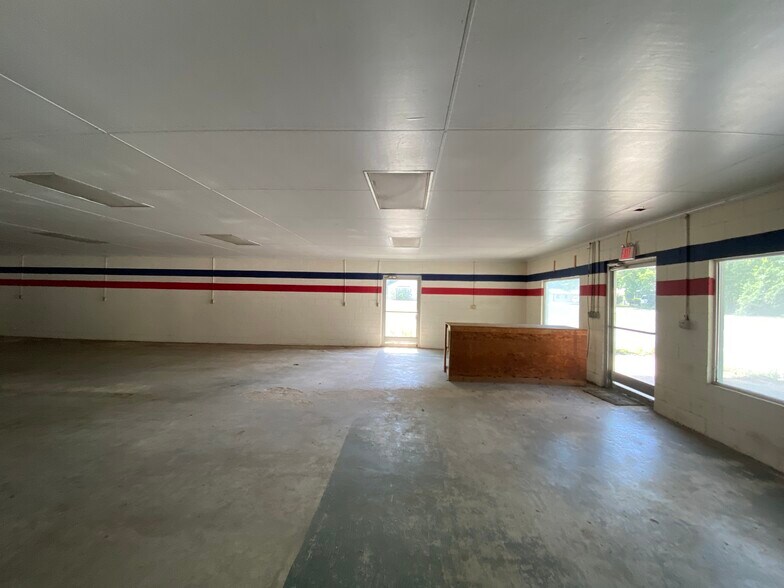 More Photos Of 928 White Ave, Graceville Light Manufacturing For Sale
