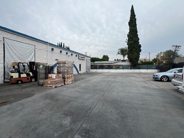 More Photos Of 8803-8811 Amigo Ave, Northridge Warehouse For Lease