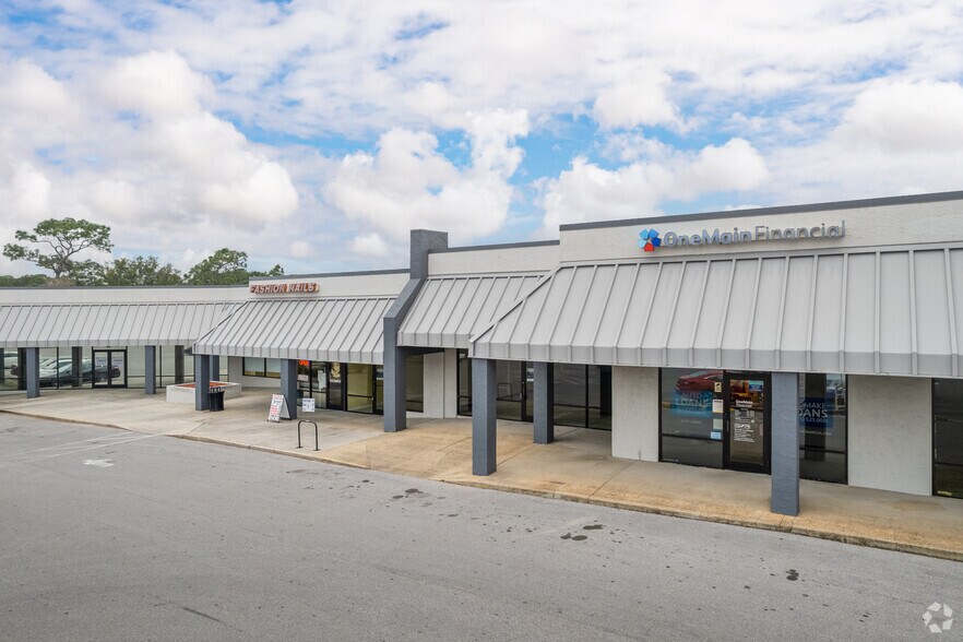 More Photos Of 6121-6235 N Davis Hwy, Pensacola General Retail For Lease