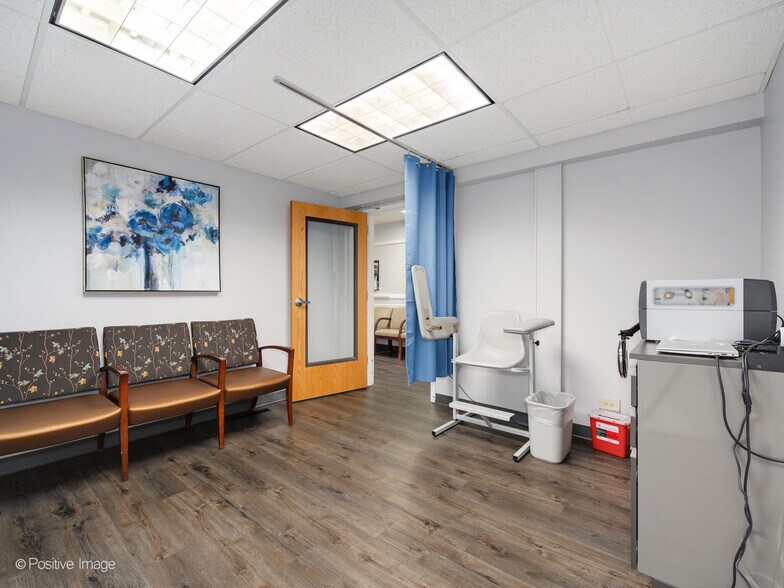 More Photos Of 9631 Gross Point Rd, Skokie Medical For Sale
