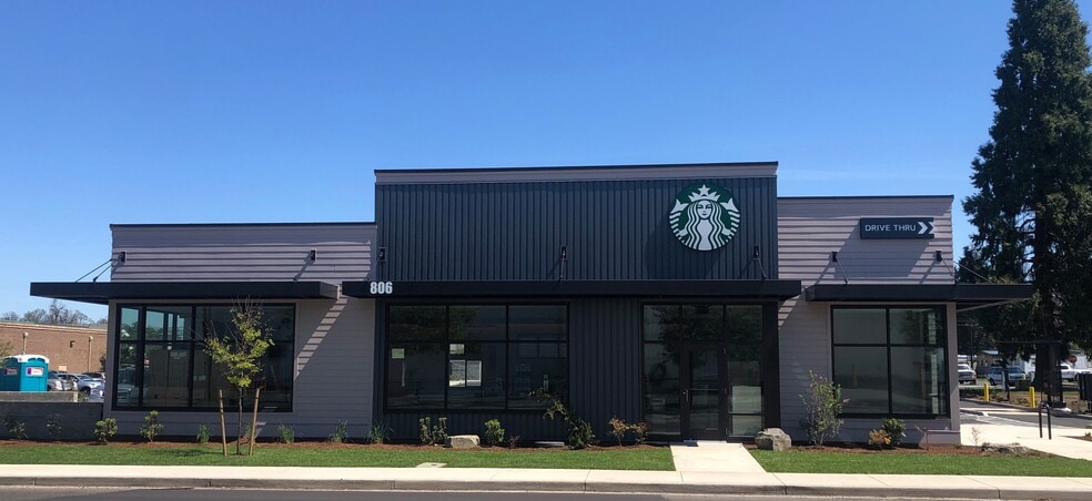 More Photos Of 806 N 1st St, Silverton General Retail For Sale