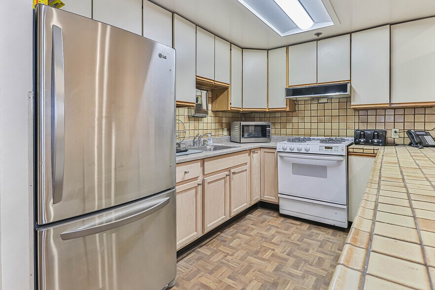 More Photos Of 1625 Riverside Dr, Los Angeles Warehouse For Lease