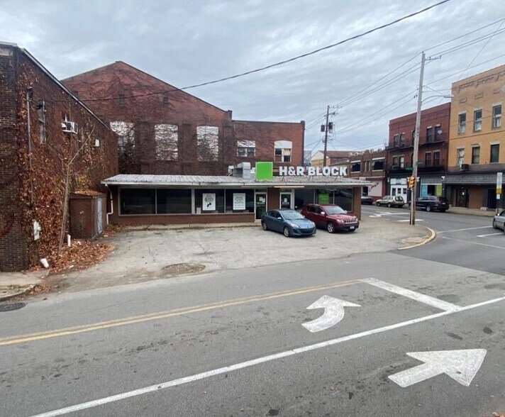 More Photos Of 25 E Penn St, Uniontown Storefront Retail Office For Lease