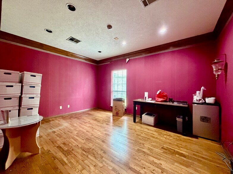 More Photos Of 3560 Delaware St, Beaumont Medical For Sale