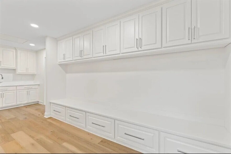More Photos Of 1805 S 8th Ave E, Newton Specialty For Sale
