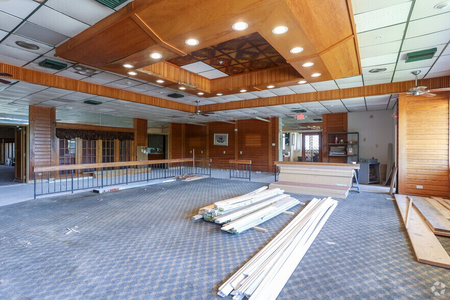 More Photos Of 2050 State Highway 31, Athens Showroom For Lease