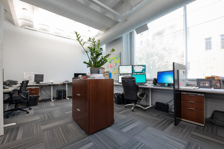 More Photos Of 401 W Superior St, Chicago Office For Lease