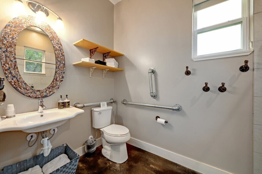 More Photos Of 7400 McGregor Ln, Dripping Springs Hotel For Sale